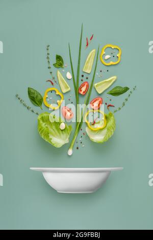 Recette de salade de légumes organisée en composantes sur fond solide Banque D'Images