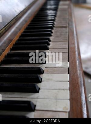 Gros plan d'un vieux piano dans une maison abandonnée Banque D'Images