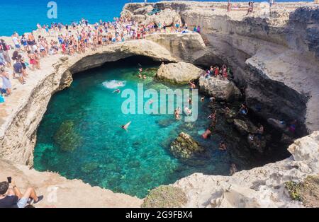 Lecce, Italie - 12 septembre 2017 : Grotta Della Poesia ou Grotte de Poésie. Personnes nageant dans une grotte naturelle de la mer à Roca Vecchia sur la côte Adriatique, Apulia, Italie. Banque D'Images