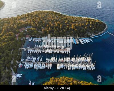 Voile en Croatie. Sveti Klement (St. Clement) île des îles Pakleni. Coucher de soleil sur la marina dans le village de Palmizana. Banque D'Images