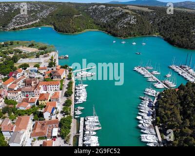 Voile en Croatie. Vue aérienne de la marina de la rivière Krka à Skradin, Croatie. Banque D'Images
