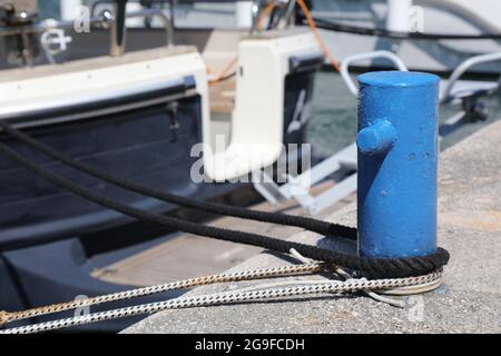 Voile à Dubrovnik, Croatie. Des cordes de yacht à voile liées à un bollard bitt dans la marina. Banque D'Images