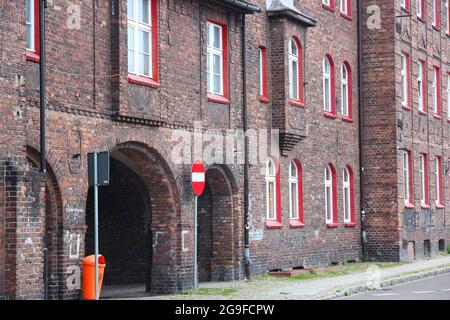 Ville de Katowice dans la région de Silésie en Pologne. Ancienne architecture en briques dans le quartier historique de Nikiszowiec. Banque D'Images