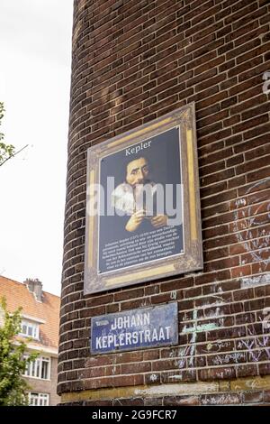 AMSTERDAM, PAYS-BAS - 26 juin 2021: Coin de rue avec une photo de Johan Kepler dans un cadre avec johankeplerstraat nom ci-dessous Banque D'Images