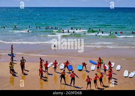 France, Pyrénées-Atlantiques (64), pays Basque, Biarritz, surfeurs sur la plage des Basques Banque D'Images