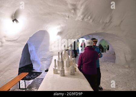 MAYRHOFEN, AUTRICHE - Mars 13, 2019 : visite à l'établissement White Lounge, un bar en glace à Mayrhofen ski en Tyrol, en Autriche. Banque D'Images