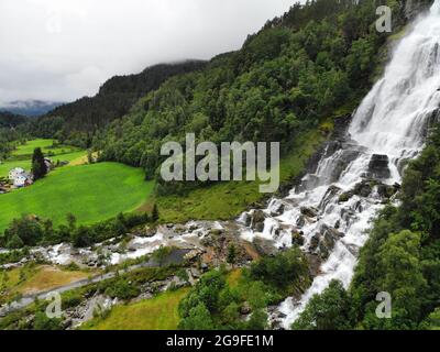 Belle cascade en Norvège. Cascade de Tvindefossen à Skulestadmo, en Norvège. Vue aérienne de drone. Banque D'Images