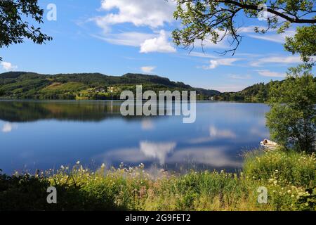 Lac de Kalandsvatnet en Norvège. C'est le plus grand lac de la municipalité de Bergen. Beau temps d'été. Banque D'Images