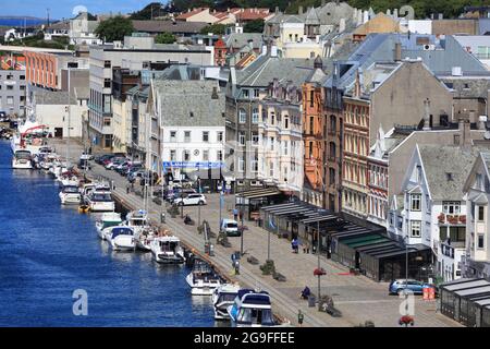 HAUGESUND, NORVÈGE - 22 JUILLET 2020 : Smedasundet Guest Harbour (gjestehavn) de la ville de Haugesund en Norvège. Haugesund est une ville de Rogaland région établir Banque D'Images