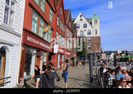 BERGEN, NORVÈGE - 23 JUILLET 2020 : les gens visitent le district de Bryggen à Bergen, Norvège. C'est un site classé au patrimoine mondial de l'UNESCO. Banque D'Images