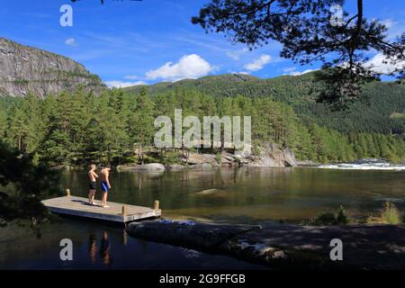 SETESDAL, NORVÈGE - 31 JUILLET 2020 : les gens visitent la zone de baignade de l'Otra dans la vallée de Setesdal, Norvège. La Norvège a accueilli 8.8 millions de visiteurs étrangers en 2015 Banque D'Images