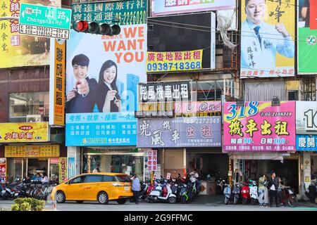 CHIAYI, TAÏWAN - 30 NOVEMBRE 2018 : les gens visitent le centre-ville de Chiayi, Taïwan. Chiayi est une ville importante dans le sud de Taïwan. Banque D'Images