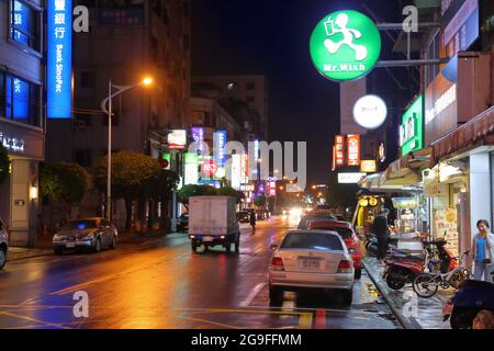 HUALIEN, TAÏWAN - 24 NOVEMBRE 2018 : vue nocturne de la ville de Hualien, Taïwan. Hualien est l'une des plus grandes villes de la côte est de Taïwan. Banque D'Images