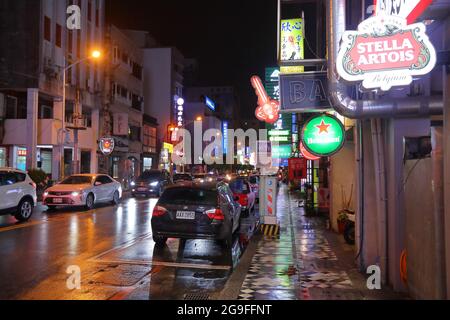 HUALIEN, TAÏWAN - 24 NOVEMBRE 2018 : vue nocturne de la ville de Hualien, Taïwan. Hualien est l'une des plus grandes villes de la côte est de Taïwan. Banque D'Images