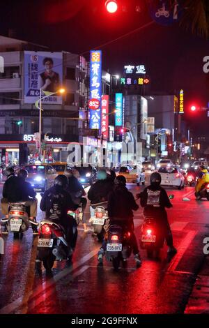 HUALIEN, TAÏWAN - 24 NOVEMBRE 2018 : vue nocturne de la ville de Hualien, Taïwan. Hualien est l'une des plus grandes villes de la côte est de Taïwan. Banque D'Images