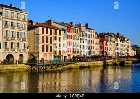 France, Pyrénées-Atlantiques (64), Bayonne, le quai de la Galuperie sur la Nive Banque D'Images