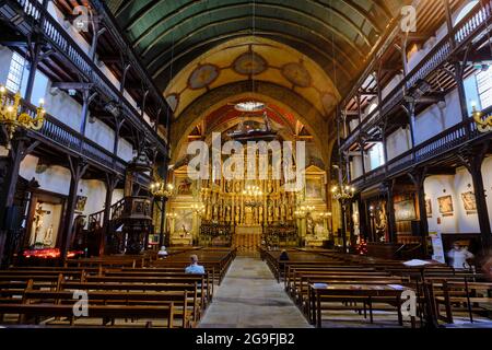 France, Pyrénées-Atlantiques (64), pays Basque, Saint-Jean-de-Luz, l'église Saint-Jean-Baptiste, retable du xviie siècle en bois doré et le w Banque D'Images