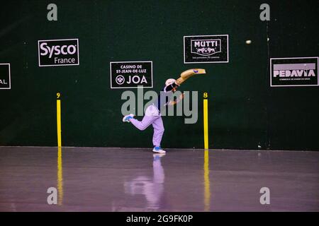 France, Nouvelle-Aquitaine, Pyrénées-Atlantiques, pays Basque, Saint-Jean-de-Luz, Partie de la cesta punta, une spécialité de pelote basque Banque D'Images