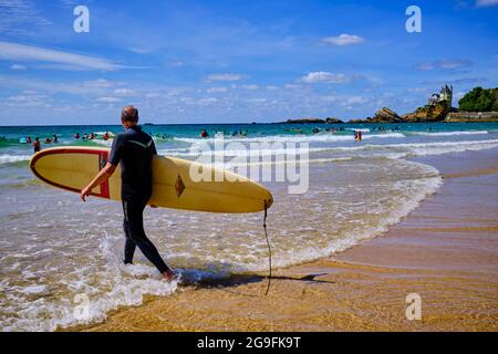 France, Pyrénées-Atlantiques (64), pays Basque, Biarritz, surfeurs sur la plage des Basques Banque D'Images