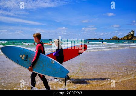 France, Pyrénées-Atlantiques (64), pays Basque, Biarritz, surfeurs sur la plage des Basques Banque D'Images