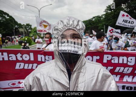 Philippines. 26 juillet 2021. Divers groupes se réunissent le long de l'avenue University dans LE HAUT de Diliman pendant qu'ils tiennent un programme et se préparent à marcher vers Batasan dans la ville de Quezon où le président Rodrigo Duterte doit livrer son dernier discours sur l'état de la nation après son mandat de 6 ans, le lundi 26 juillet 2021. (Photo de Larry Monserate Piojo/Sipa USA) crédit: SIPA USA/Alay Live News Banque D'Images