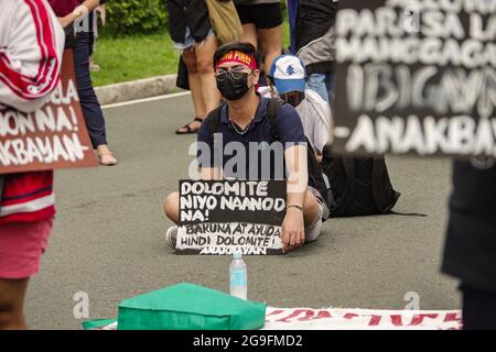 Philippines. 26 juillet 2021. Divers groupes se réunissent le long de l'avenue University dans LE HAUT de Diliman pendant qu'ils tiennent un programme et se préparent à marcher vers Batasan dans la ville de Quezon où le président Rodrigo Duterte doit livrer son dernier discours sur l'état de la nation après son mandat de 6 ans, le lundi 26 juillet 2021. (Photo de Larry Monserate Piojo/Sipa USA) crédit: SIPA USA/Alay Live News Banque D'Images