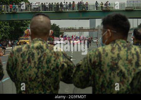 Philippines. 26 juillet 2021. Divers groupes bloqués par des membres du PNP le long de l'avenue Commonwealth dans la ville de Quezon alors qu'ils marchent vers Batasan dans la ville de Quezon où le président Rodrigo Duterte doit livrer son dernier discours sur l'état de la nation après son mandat de 6 ans, le lundi 26 juillet 2021. (Photo de Larry Monserate Piojo/Sipa USA) crédit: SIPA USA/Alay Live News Banque D'Images