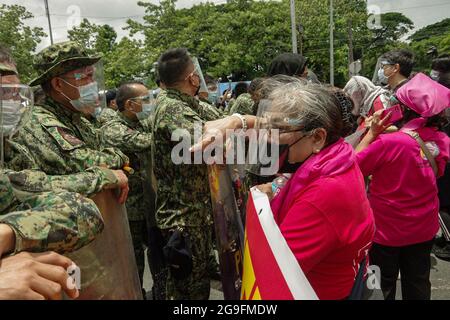 Philippines. 26 juillet 2021. Divers groupes bloqués par des membres du PNP le long de l'avenue Commonwealth dans la ville de Quezon alors qu'ils marchent vers Batasan dans la ville de Quezon où le président Rodrigo Duterte doit livrer son dernier discours sur l'état de la nation après son mandat de 6 ans, le lundi 26 juillet 2021. (Photo de Larry Monserate Piojo/Sipa USA) crédit: SIPA USA/Alay Live News Banque D'Images