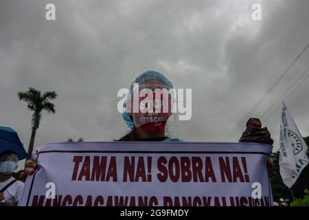 Philippines. 26 juillet 2021. Divers groupes se réunissent le long de l'avenue University dans LE HAUT de Diliman pendant qu'ils tiennent un programme et se préparent à marcher vers Batasan dans la ville de Quezon où le président Rodrigo Duterte doit livrer son dernier discours sur l'état de la nation après son mandat de 6 ans, le lundi 26 juillet 2021. (Photo de Larry Monserate Piojo/Sipa USA) crédit: SIPA USA/Alay Live News Banque D'Images