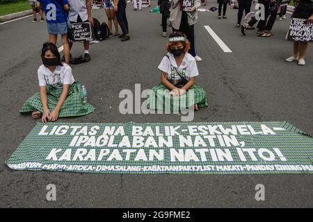 Philippines. 26 juillet 2021. Divers groupes se réunissent le long de l'avenue University dans LE HAUT de Diliman pendant qu'ils tiennent un programme et se préparent à marcher vers Batasan dans la ville de Quezon où le président Rodrigo Duterte doit livrer son dernier discours sur l'état de la nation après son mandat de 6 ans, le lundi 26 juillet 2021. (Photo de Larry Monserate Piojo/Sipa USA) crédit: SIPA USA/Alay Live News Banque D'Images