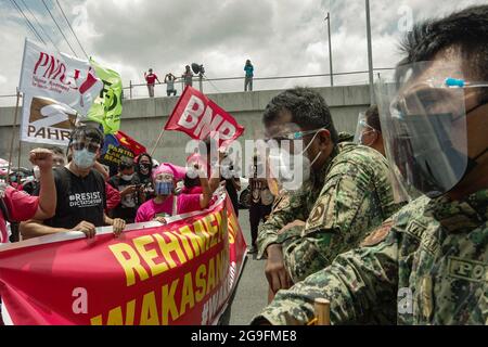 Philippines. 26 juillet 2021. Divers groupes bloqués par des membres du PNP le long de l'avenue Commonwealth dans la ville de Quezon alors qu'ils marchent vers Batasan dans la ville de Quezon où le président Rodrigo Duterte doit livrer son dernier discours sur l'état de la nation après son mandat de 6 ans, le lundi 26 juillet 2021. (Photo de Larry Monserate Piojo/Sipa USA) crédit: SIPA USA/Alay Live News Banque D'Images