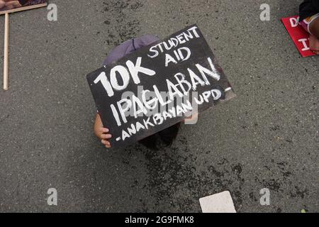 Philippines. 26 juillet 2021. Divers groupes se réunissent le long de l'avenue University dans LE HAUT de Diliman pendant qu'ils tiennent un programme et se préparent à marcher vers Batasan dans la ville de Quezon où le président Rodrigo Duterte doit livrer son dernier discours sur l'état de la nation après son mandat de 6 ans, le lundi 26 juillet 2021. (Photo de Larry Monserate Piojo/Sipa USA) crédit: SIPA USA/Alay Live News Banque D'Images