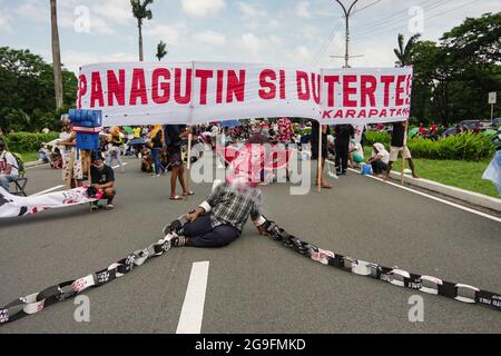 Philippines. 26 juillet 2021. Divers groupes se réunissent le long de l'avenue University dans LE HAUT de Diliman pendant qu'ils tiennent un programme et se préparent à marcher vers Batasan dans la ville de Quezon où le président Rodrigo Duterte doit livrer son dernier discours sur l'état de la nation après son mandat de 6 ans, le lundi 26 juillet 2021. (Photo de Larry Monserate Piojo/Sipa USA) crédit: SIPA USA/Alay Live News Banque D'Images