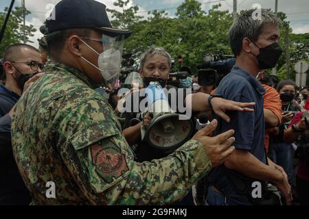 Philippines. 26 juillet 2021. Divers groupes bloqués par des membres du PNP le long de l'avenue Commonwealth dans la ville de Quezon alors qu'ils marchent vers Batasan dans la ville de Quezon où le président Rodrigo Duterte doit livrer son dernier discours sur l'état de la nation après son mandat de 6 ans, le lundi 26 juillet 2021. (Photo de Larry Monserate Piojo/Sipa USA) crédit: SIPA USA/Alay Live News Banque D'Images