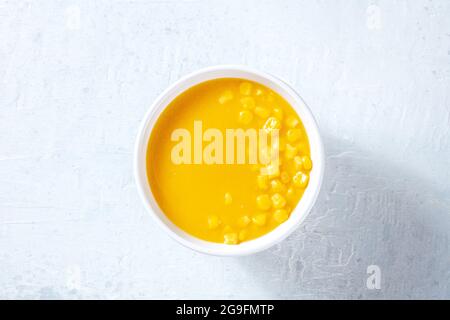 Soupe de crème de maïs douce, prise d'en haut. Recette de hors-d'œuvre végétalienne simple Banque D'Images