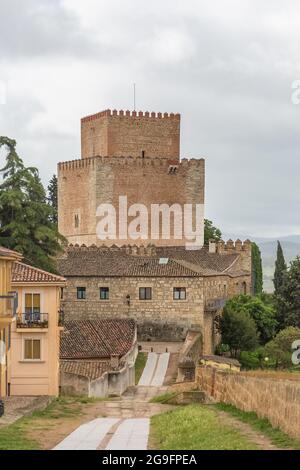 Cuidad Rodrigo Espagne - 05 12 2021: Vue sur le château Enrique II, Parador de Ciudad Rodrigo, chemin piétonnier à l'intérieur de la forteresse médiévale Banque D'Images