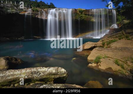 Nichée dans la sérénité des collines de Jaintia, la chute de Krang Suri est l'une des chutes d'eau les plus pittoresques de Meghalaya, en Inde Banque D'Images