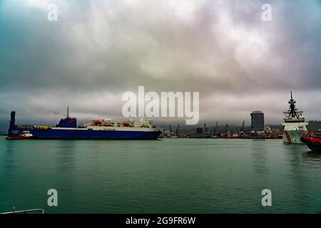 Batumi, Géorgie - 4 mai 2021 : le navire Kaunas entre dans le port Banque D'Images