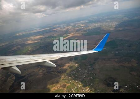 Vue sur l'atterrissage en avion à réaction à l'aéroport par mauvais temps. Concept de voyage et de transport aérien. Banque D'Images