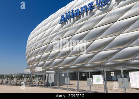 Munich, Allemagne - 08 26 2011 : stade Allianz Arena à Munich, Allemagne, en été. Banque D'Images