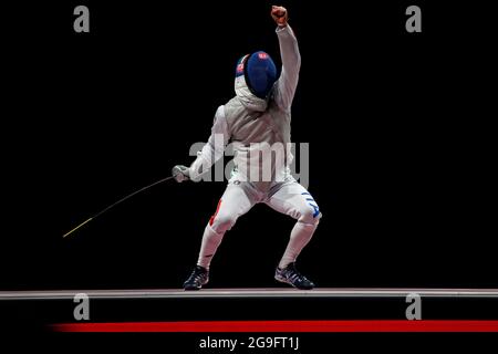 Chiba, Japon. 26 juillet 2021. Escrime: Jeux olympiques, préliminaires, flans simples, hommes, demi-finales au Makuhari Messe Hall B. Daniele Garozzo d'Italie Santé. Credit: Oliver Weiken/dpa/Alay Live News Banque D'Images