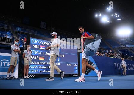 Tokyo, Japon. 26 juillet 2021. Novak Djokovic (avant, 1er R) de Serbie quitte l'arène après le match de tennis masculin de simples deuxième tour contre Jan-Lennard Struff d'Allemagne aux Jeux Olympiques de Tokyo 2020 à Tokyo, Japon, le 26 juillet 2021. Crédit: Dai Tianfang/Xinhua/Alamy Live News Banque D'Images