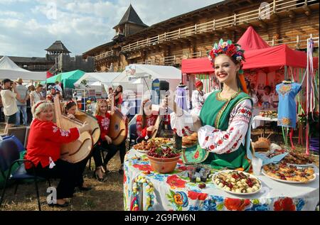 KOPACHIV, UKRAINE - 24 JUILLET 2021 - les femmes animent la présentation de la ville de Vyshneve lors de la célébration de la Journée de la Christianisation de Kyivan Banque D'Images