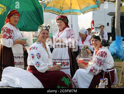 KOPACHIV, UKRAINE - 24 JUILLET 2021 - les femmes en costumes traditionnels ukrainiens participent à la célébration de la Journée de la Christianisation de Kyivan Rus à Banque D'Images