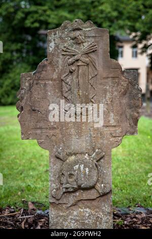 Tombe sur le cimetière de l'église romane Saint-Georges de Troisdorf-Altenrath, Troisdorf, Rhénanie-du-Nord-Westphalie, Allemagne. Grabstein auf dem F Banque D'Images