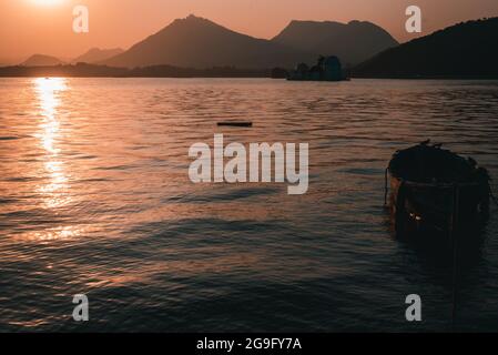 Photo de paysage de Moody du lac Fateh Sagar à Udaipur, Rajasthan au coucher du soleil Banque D'Images