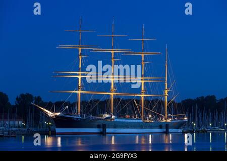 Les quatre-mâts barque en acier Passat dans la nuit. Terminal de croisières de Travemuende, Schleswig-Holstein, Allemagne. Banque D'Images