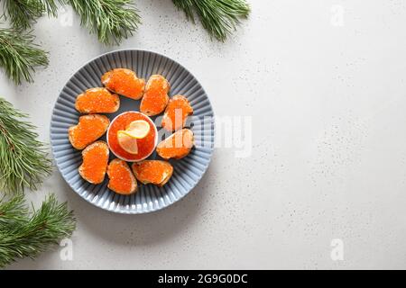 Canapés russes avec caviar rouge sur ciabatta sur fond blanc pour Noël, fête du nouvel an. Repas de fête. Gros plan. Banque D'Images