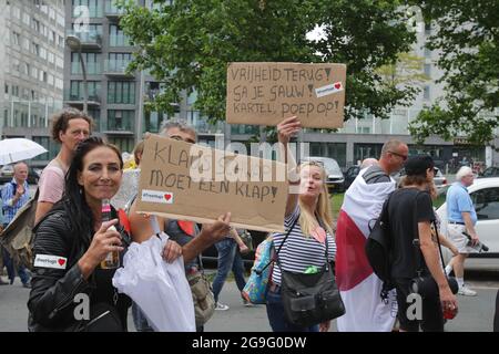 Les militants anti-verrouillage tiennent des pancartes lors de la manifestation de liberté mondiale dans le cadre de la pandémie du coronavirus le 24 juillet 2021 à Amsterdam, ne Banque D'Images