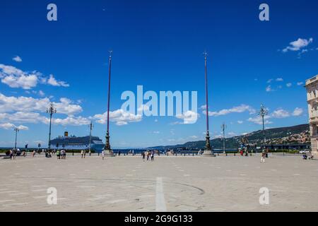 Trieste, Italie - 16 juillet 2017: Les gens marchant sur la Piazza UNITA d'Italia lors d'une journée ensoleillée Banque D'Images